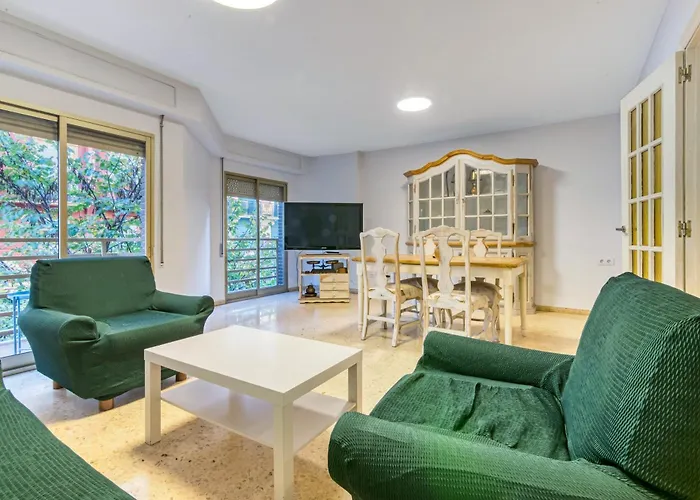 Centrally Located Temporary, Very Spacious Pataconabluerentals Apartment Valencia