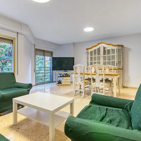 Centrally Located Temporary, Very Spacious Pataconabluerentals Apartment Valencia